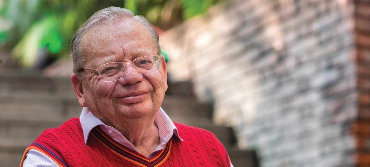 TOP 10 INDIAN AUTHOR WHOSE BOOKS SELL IN MILLIONS 10 TOP 10 INDIAN AUTHOR WHOSE BOOKS SELL IN MILLIONS